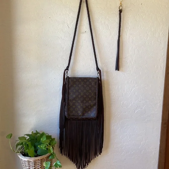 🎉 HOST PICK‼️ GORGEOUS AUTHENTIC LOUIS VUITTON REVAMPED CROSSBODY BAG‼️ - Picture 3 of 16